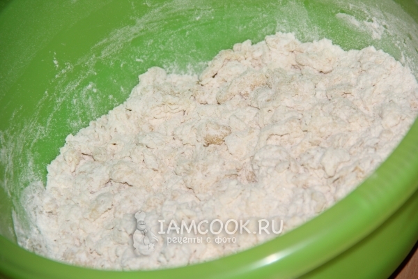 Перетереть тесто для лепешек