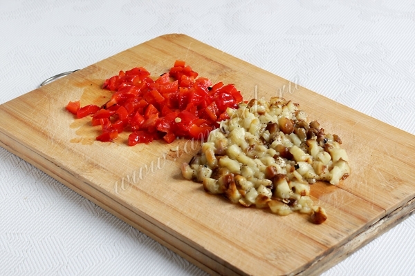 Порезанный баклажан и помидор