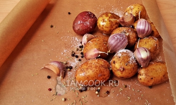 Положить на пергамент картошку, чеснок, перец и соль с маслом