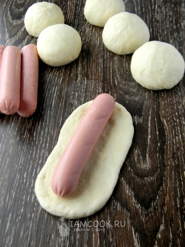 Положить на тесто сосиску