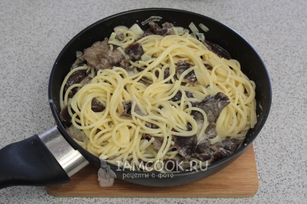 Положить макароны к грибам