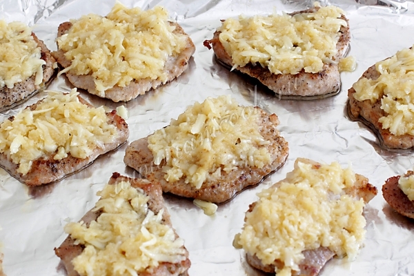 Свинина запеченная в духовке с сыром