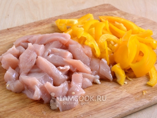 Порезать мясо и перец