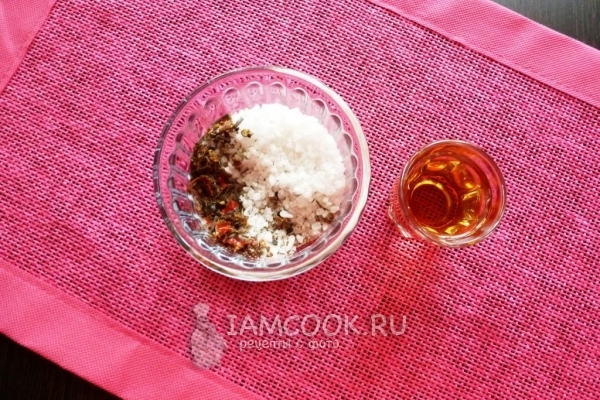 Смешать соль, специи и коньяк