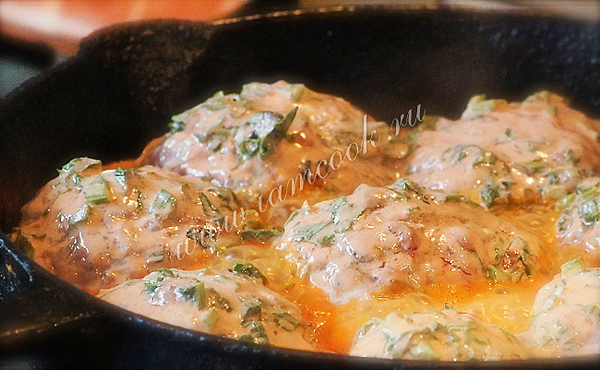 Тушение куриных тефтелей в соусе