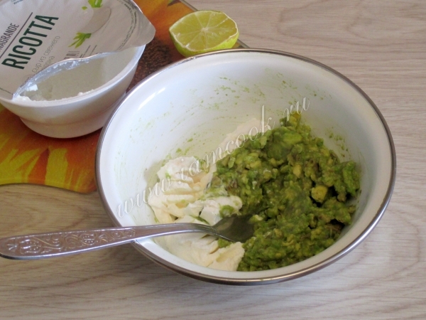 К авокадо добавить творожный сыр