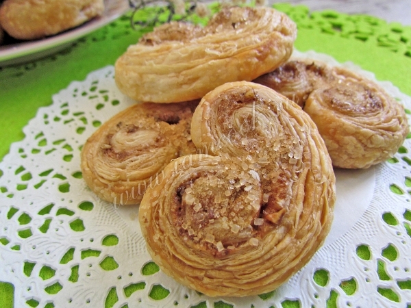Рецепт слоеного печенья с сахаром, корицей и орехами