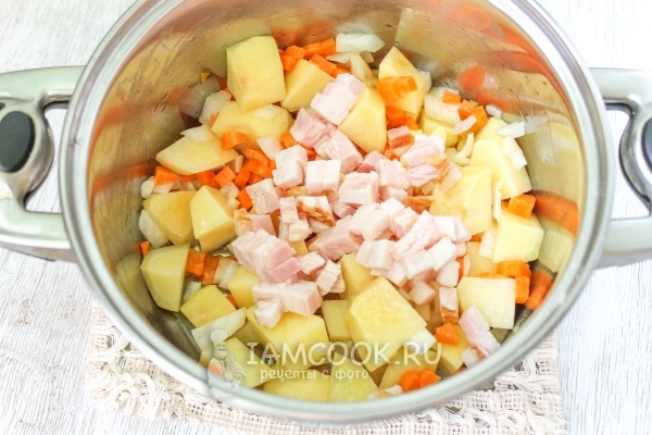 Обжарить овощи с грудинкой