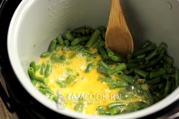 Влить куриные яйца