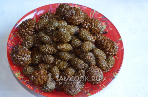 Положить шишки на тарелку