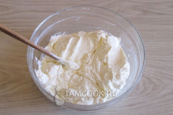 Поделить крем на 3 части