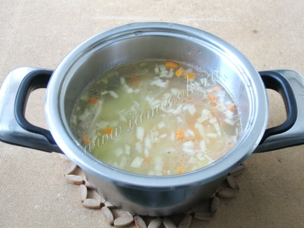 Добавить обжарку с бульоне