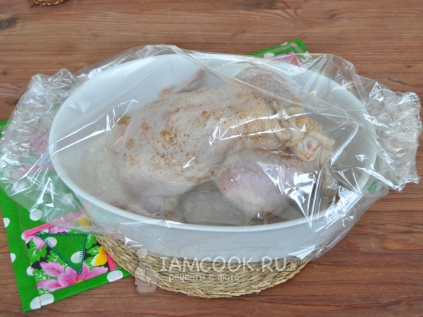 Положить курицу в форму