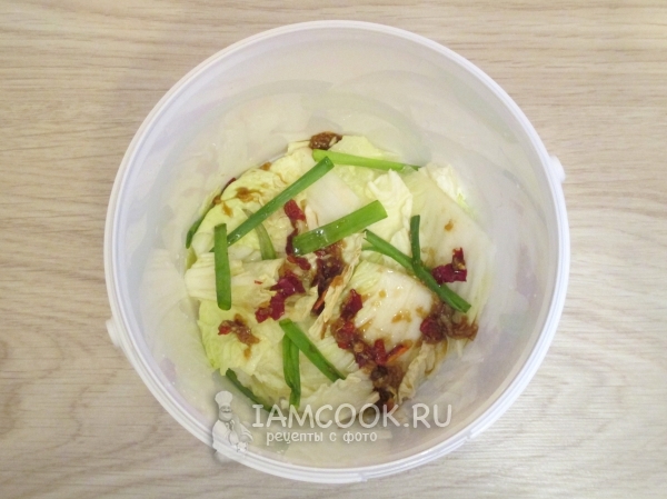 Укладываем капусту с приправами