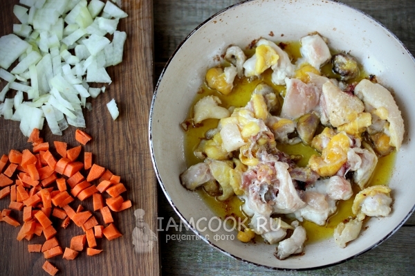 Обжарить курицу и нарезать овощи