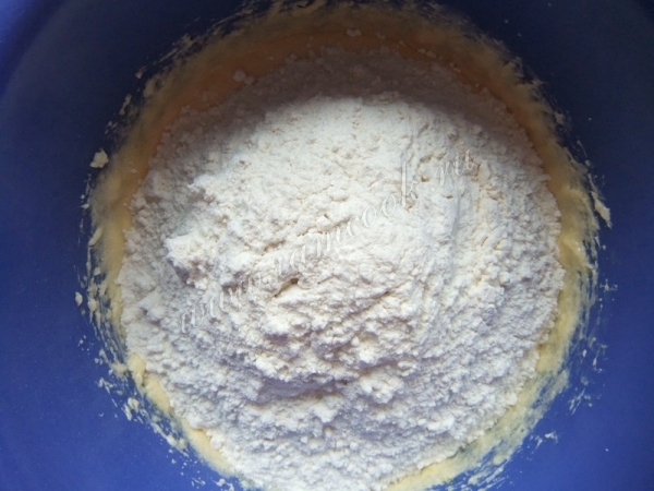 Добавить муку