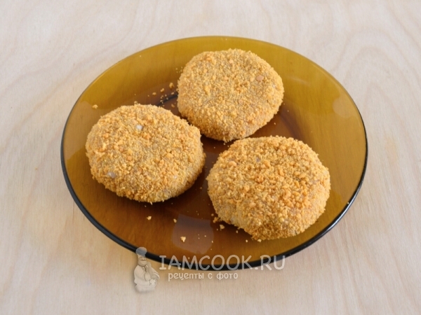 Обвалять котлеты в сухарях