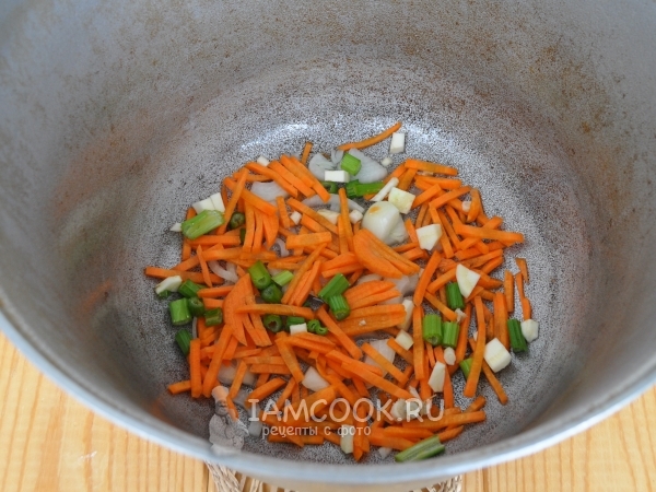 Положить в кастрюлю лук, морковь и сельдерей