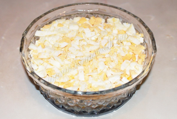 Грибной салат с курицей слоеный