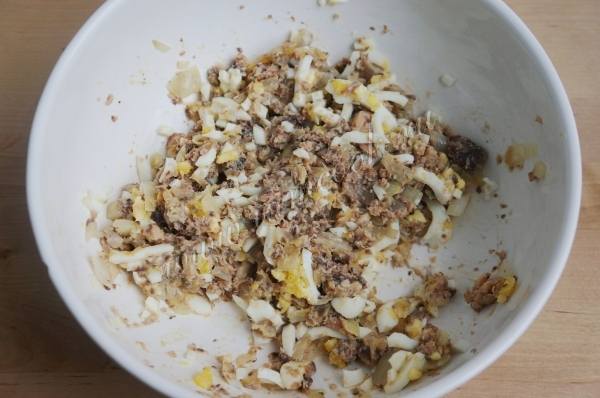 Яйца перемешанные с рыбными консервами