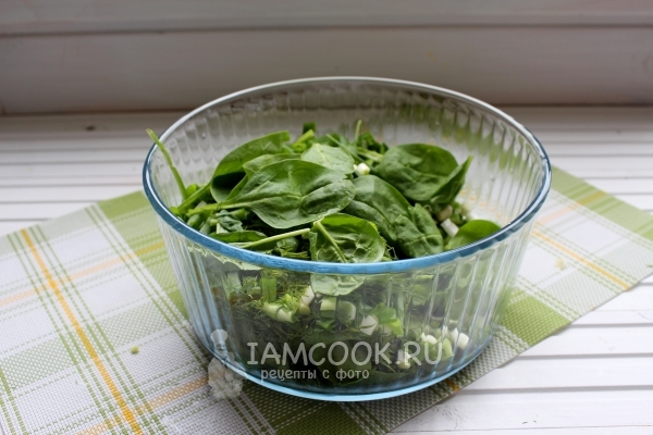 Соединить шпинат и зелень