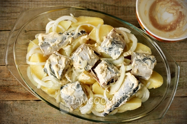 Положить в форму картошку, лук и рыбу