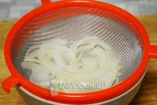 Слить с лука воду