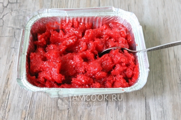 Размешать замершее клубничное пюре