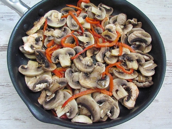Обжарка грибов со сладким перцем