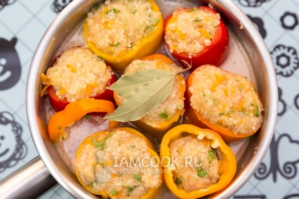 Залить фаршированные перцы соусом с водой