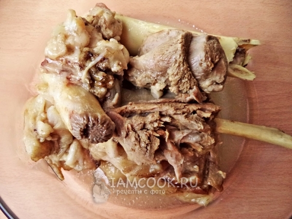 Достать мясо с костью из бульона