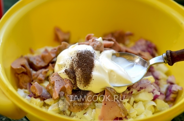 Яйцо, лук, печень трески и майонез с перцем