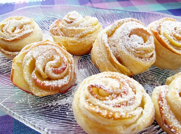 Розочки слоеные с яблоками