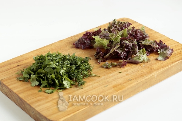 Порезать зелень и салат