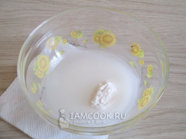 Смешать муку с водой