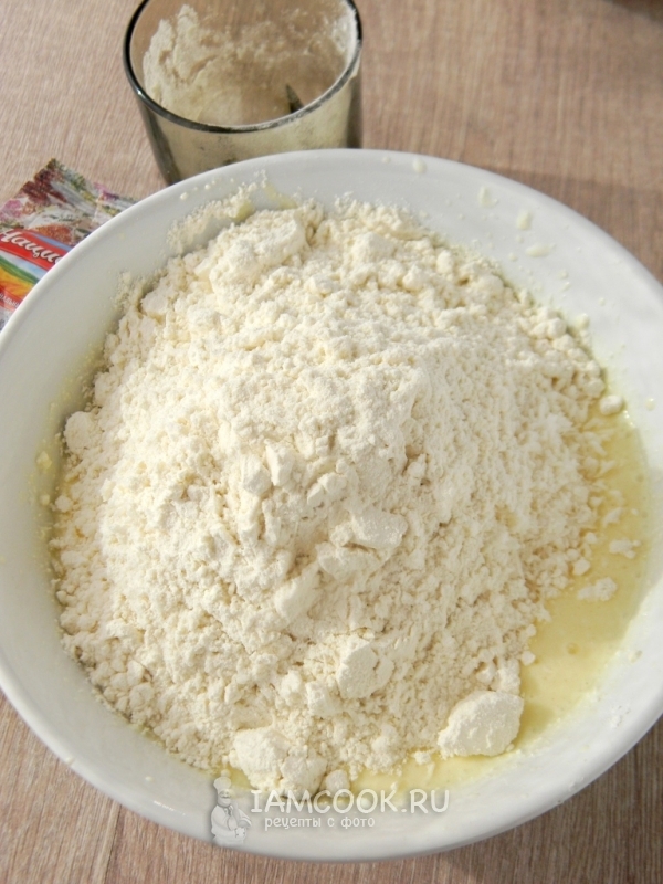 Всыпать муку и кокосовую стружку