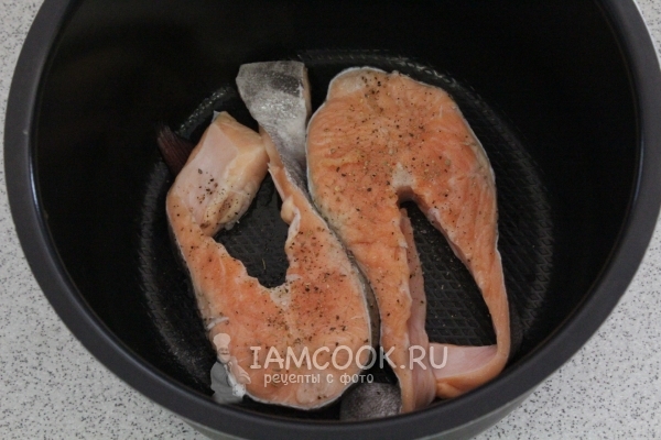 Рыбу натереть специями