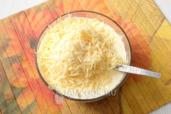 Всыпать тертый сыр