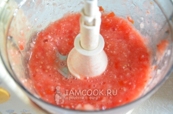 Измельчить помидоры и лук