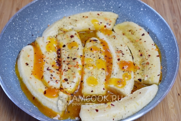 Обжарить бананы в соусе со специями