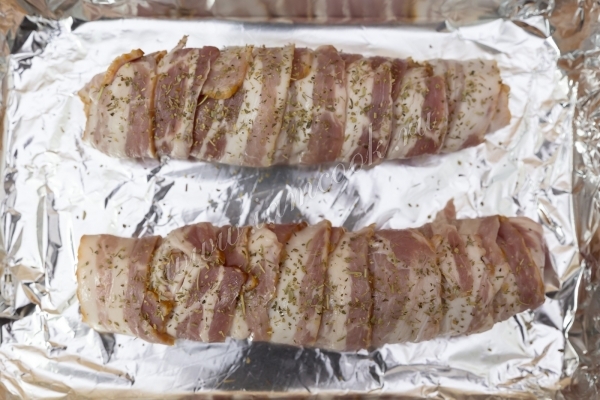 Выложить рулетики в фольгу