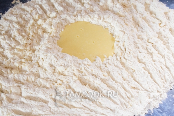 Влить яичную смесь