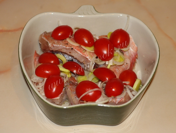 Морской окунь с помидорами черри, фото