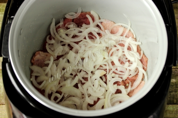 Мясо с луком в мультиварке
