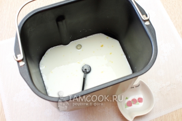 Молоко с солью и сахаром