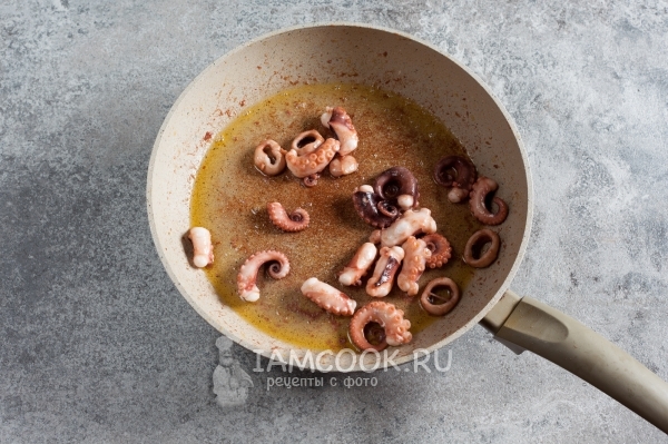 Обжарить кальмара с осьминогами