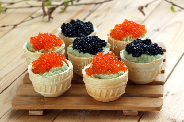 Готовим тарталетки с авокадо и икрой