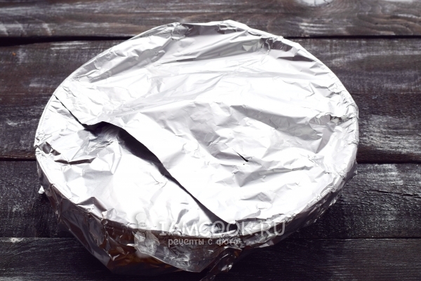 Накрыть форму фольгой