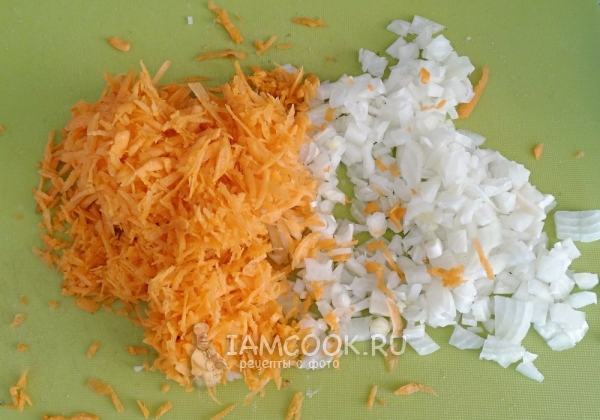 Измельчить лук и морковь