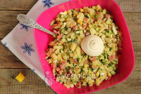 Размешать салат и положить майонез